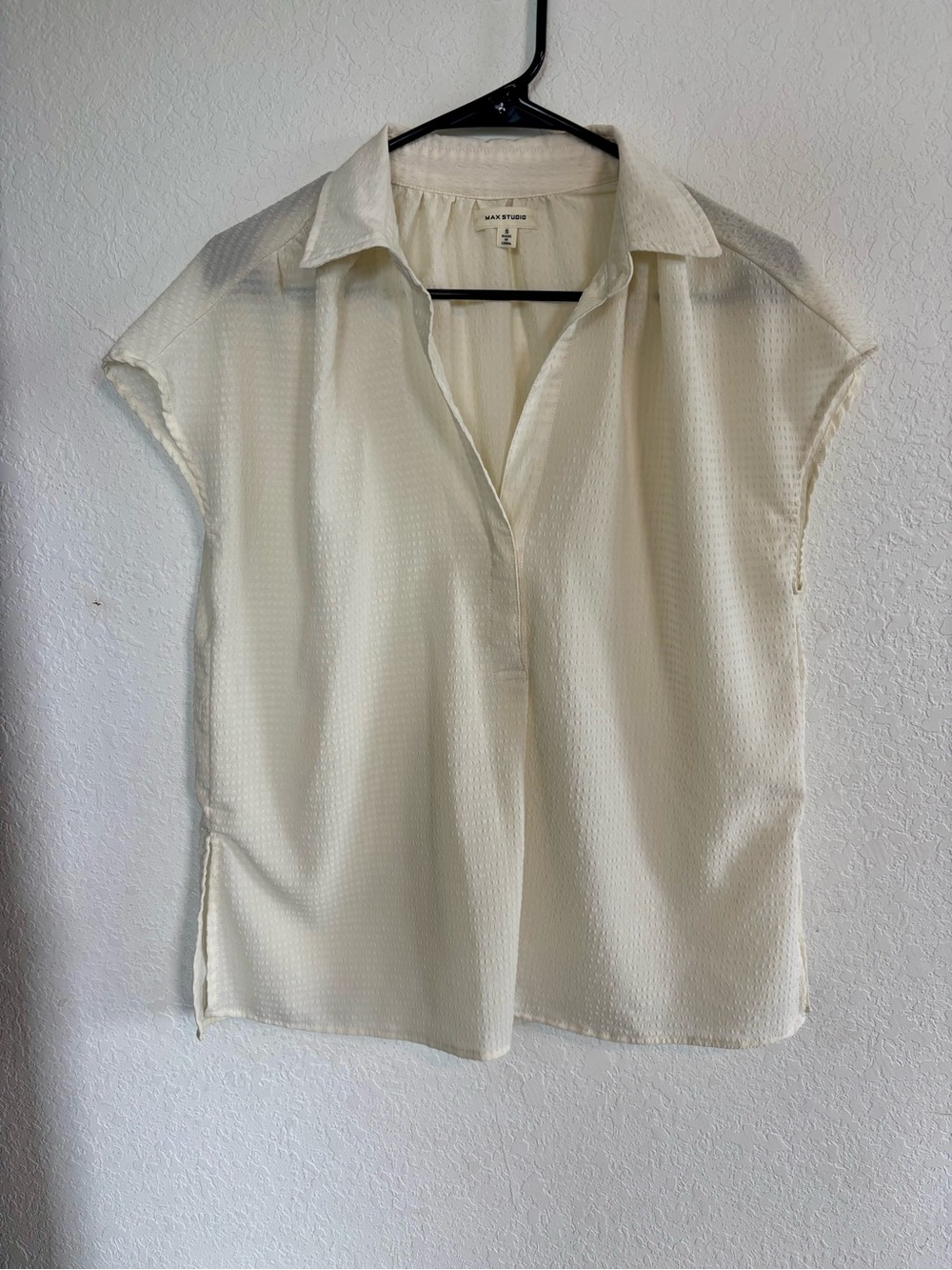 Max Studio Off-White Textured Cap-Sleeve V-Neck Blouse